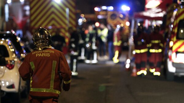 Firefighters are seen near a building that caught fire in the 16th arrondissement in Paris, on February 5, 2019. - Sputnik Afrique