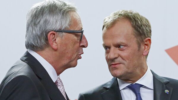European Commission President Jean Claude Juncker (L) and European Council President Donald Tusk talk together after a news conference after the Valletta Summit on Migration, followed by an informal meeting of European Union heads of state and government in Valletta, Malta, November 12, 2015 - Sputnik Afrique