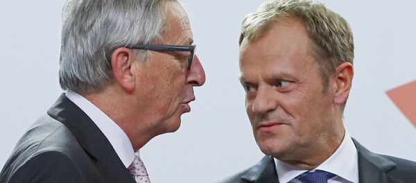 European Commission President Jean Claude Juncker (L) and European Council President Donald Tusk talk together after a news conference after the Valletta Summit on Migration, followed by an informal meeting of European Union heads of state and government in Valletta, Malta, November 12, 2015 - Sputnik Afrique