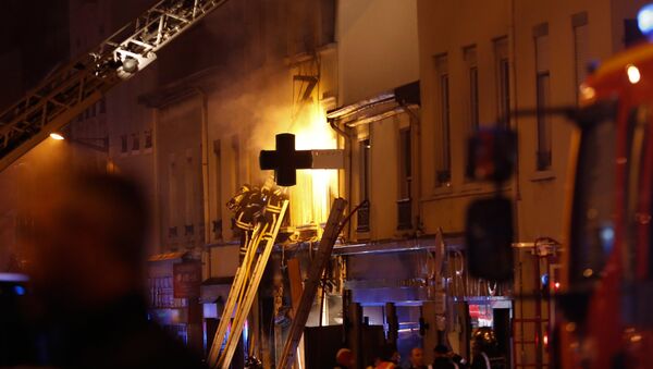 Des pompiers luttent contre un incendie provoqué par une explosion dans un immeuble de Lyon (9 fevrier 2019) - Sputnik Afrique