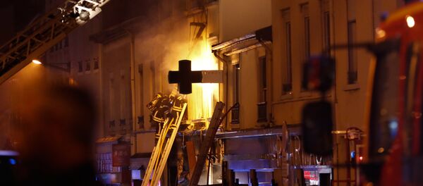 Des pompiers luttent contre un incendie provoqué par une explosion dans un immeuble de Lyon (9 fevrier 2019) - Sputnik Afrique