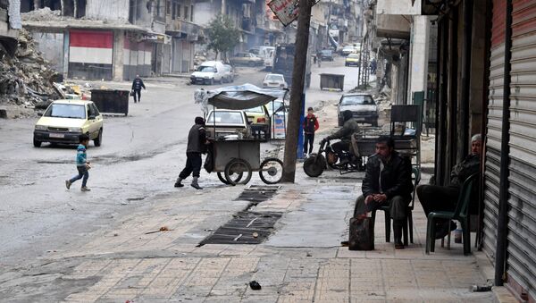 Местные жители на одной из улиц в Алеппо - Sputnik Afrique