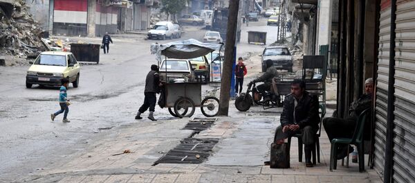 Местные жители на одной из улиц в Алеппо - Sputnik Afrique