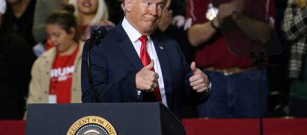 Un militant agresse un caméraman de la BBC lors d’un meeting de Donald Trump - Sputnik Afrique