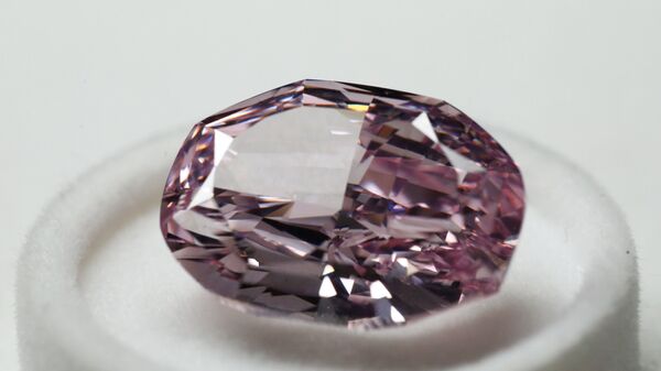 Présentation du plus gros diamant rose extrait en Russie (archive photo) - Sputnik Afrique