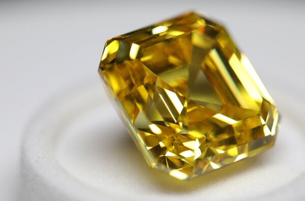 Pierre de couleur jaune vif pesant 20,69 carats Pierre de couleur jaune vif pesant 20,69 carats - Sputnik Afrique