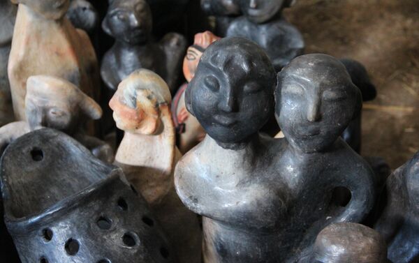 Poupées, figurines animalières ou ustensiles de cuisine, leurs poteries sont ornées de symboles berbères et figurent, depuis peu, au patrimoine immatériel de l’Unesco - Sputnik Afrique