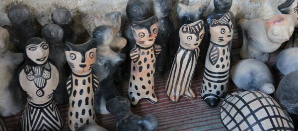 Poupées, figurines animalières ou ustensiles de cuisine, leurs poteries sont ornées de symboles berbères et figurent, depuis peu, au patrimoine immatériel de l’Unesco - Sputnik Afrique