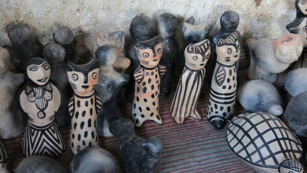 Poupées, figurines animalières ou ustensiles de cuisine, leurs poteries sont ornées de symboles berbères et figurent, depuis peu, au patrimoine immatériel de l’Unesco - Sputnik Afrique