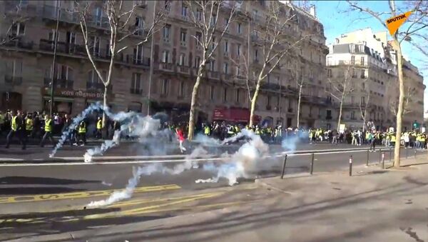 Les CRS emploient du gaz lacrymogène contre des Gilets jaunes à Paris - Sputnik Afrique
