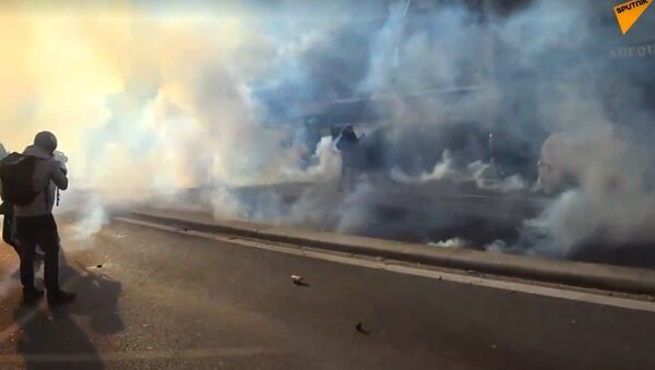 Les forces de l'ordre emploient du gaz lacrymogène contre des Gilets jaunes à Paris lors de l'acte 14 - Sputnik Afrique