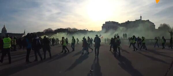 Les forces de l'ordre emploient du gaz lacrymogène contre des Gilets jaunes à Paris lors de l'acte 14 - Sputnik Afrique