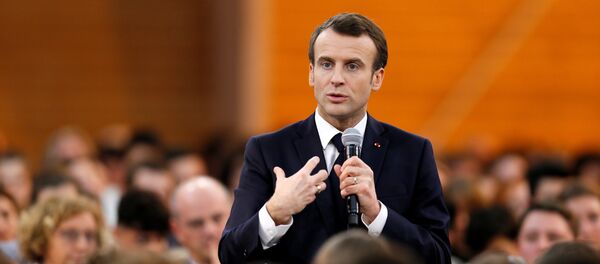 Emmanuel Macron lors d'une rencontre avec des jeunes à Etang-sur-Arroux (7 février 2019) - Sputnik Afrique