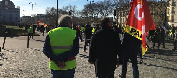 CGT et gilet jaune lors de la manifestation 17 février 2019 - Sputnik Afrique