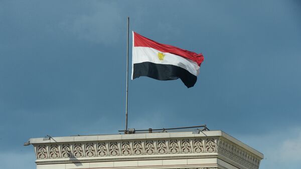 Le drapeau égyptien hissé sur un bâtiment au Caire (archive photo) - Sputnik Afrique