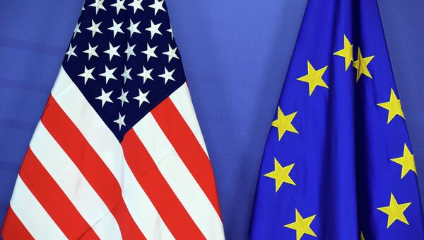 Drapeaux des USA et de l'UE - Sputnik Afrique