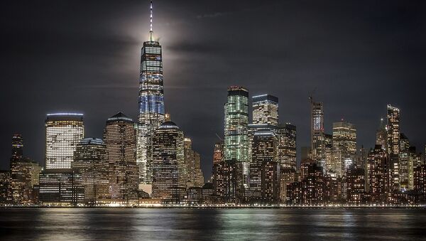Полная луна освещает небо за Всемирным торговым центром в Нью-Йорке, США - Sputnik Afrique