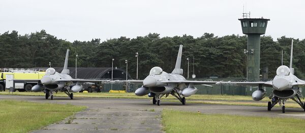 A picture taken on June 27, 2016 shows the departure of six planes of the Belgian army, F-16 fighter jets at themilitary airbase in Kleine Brogel - Sputnik Afrique