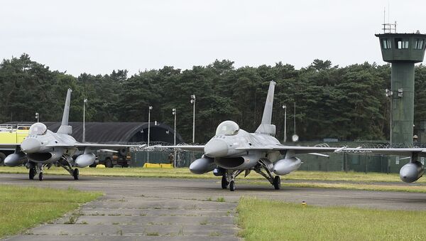 A picture taken on June 27, 2016 shows the departure of six planes of the Belgian army, F-16 fighter jets at themilitary airbase in Kleine Brogel - Sputnik Afrique