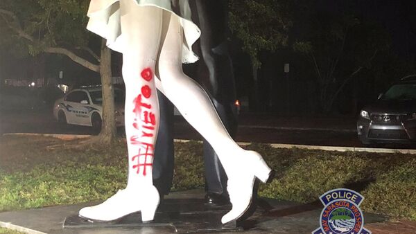 Le monument Unconditional Surrender en Floride vandalisée par un tag #MeToo - Sputnik Afrique