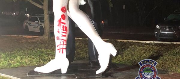 Le monument Unconditional Surrender en Floride vandalisée par un tag #MeToo - Sputnik Afrique