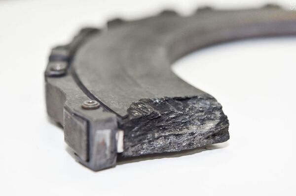 Les essais de la MISiS ont montré que les matériaux renforcés avec des fibres de carbone discrètes résistaient davantage à la propagation d'une fissure perpendiculaire aux fibres, et que les matériaux renforcés avec des tissus de carbone avaient le même effet le long de la fibre de carbone. - Sputnik Afrique