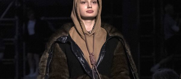 Un mannequin de la maison Burberry en sweat à nœud coulant - Sputnik Afrique