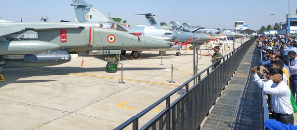 Посетители фотографируют истребители на выставке Aero India в Бангалоре, Индия - Sputnik Afrique