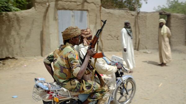 Chadian soldiers ride their motorcycle in the Lake Chad shore village of N'Gouboua Thursday, March 5, 2015. - Sputnik Afrique