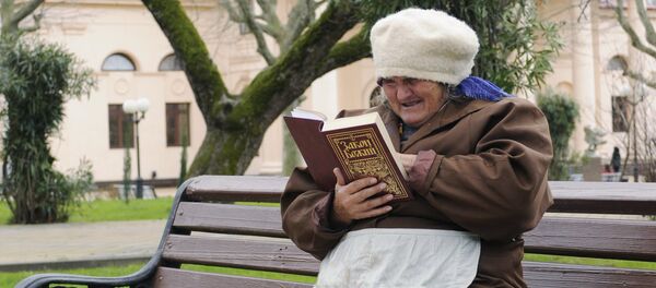 Une femme assise - Sputnik Afrique