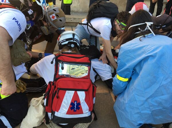 Un street medic blessé sur la place du Trocadéro à Paris pendant l'Acte 15 des Gilets jaunes - Sputnik Afrique