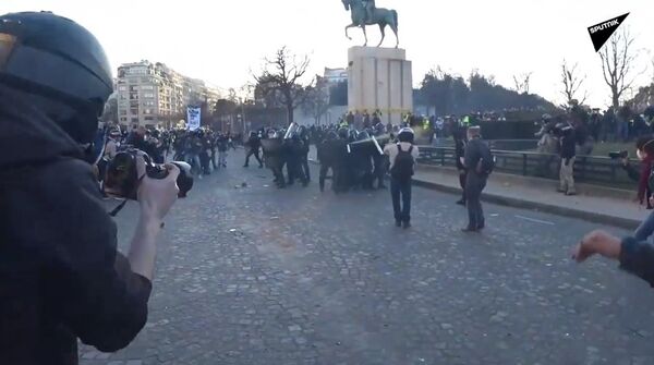 La police a fait usage de gaz lacrymogène contre les Gilets jaunes lors de l'acte 15  - Sputnik Afrique