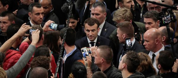 French President Emmanuel Macron (C) visits the 56th International Agriculture Fair (Salon de l'Agriculture) at the Porte de Versailles exhibition center in Paris February 23, 2019. The International Agriculture Fair 'Salon International de l'agriculture' (SIA) at the Paris Expo Porte de Versailles runs from February 23 to March 3, 2019. LUDOVIC MARIN / AFP - Sputnik Afrique