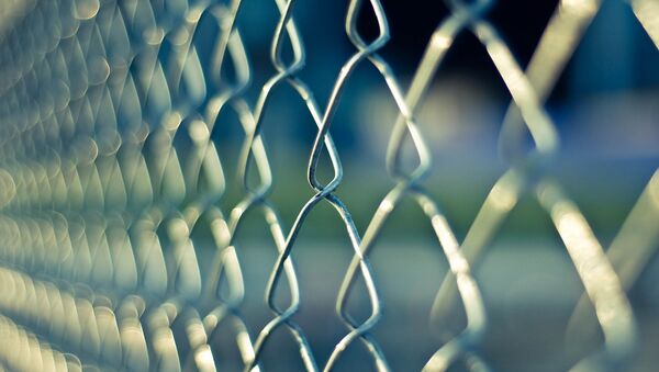 A chainlink prison outside a jail - Sputnik Afrique