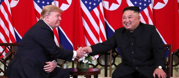 U.S. President Donald Trump and North Korean leader Kim Jong Un shake hands before their one-on-one chat during the second U.S.-North Korea summit at the Metropole Hotel in Hanoi, Vietnam February 27, 2019 - Sputnik Afrique