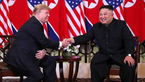 U.S. President Donald Trump and North Korean leader Kim Jong Un shake hands before their one-on-one chat during the second U.S.-North Korea summit at the Metropole Hotel in Hanoi, Vietnam February 27, 2019 - Sputnik Afrique