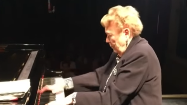 A l’âge de 93 ans, une pianiste française joue sans partition - Sputnik Afrique