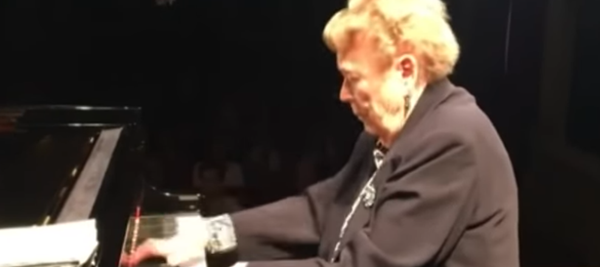 A l’âge de 93 ans, une pianiste française joue sans partition - Sputnik Afrique