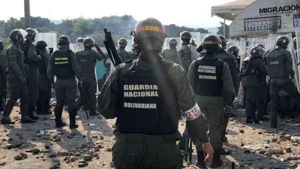 Des officiers de la Garde nationale vénézuélienne sur le pont Simon Bolivar, reliant le Venezuela à la Colombie - Sputnik Afrique