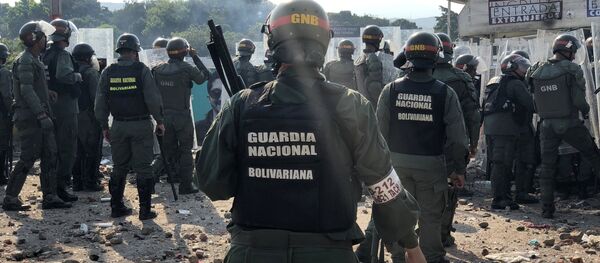 Des officiers de la Garde nationale vénézuélienne sur le pont Simon Bolivar, reliant le Venezuela à la Colombie - Sputnik Afrique