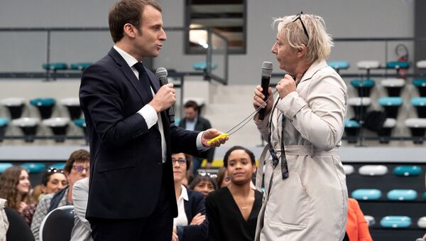 French President Emmanuel Macron (L) speaks with a woman and Yellow Vest activist (R) on February 28, 2019 in Pessac, western France, during a debate with women focused on women social situations. - Sputnik Afrique