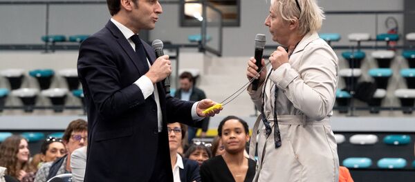 French President Emmanuel Macron (L) speaks with a woman and Yellow Vest activist (R) on February 28, 2019 in Pessac, western France, during a debate with women focused on women social situations. - Sputnik Afrique