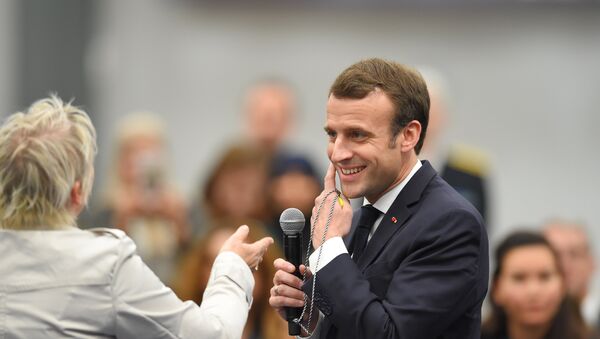 Emmanuel Macron lors dune rencontre avec une activiste des Gilets jaunes - Sputnik Afrique