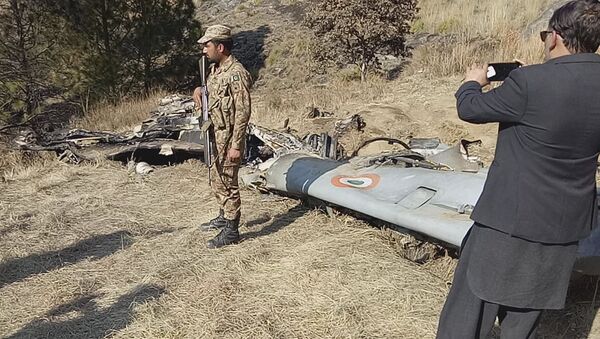 A Pakistani soldier stands guard near the wreckage of an Indian plane shot down by the Pakistan military on Wednesday, in Hurran, near the Line of Control in Pakistani Kashmir, Thursday, Feb. 28, 2019. - Sputnik Afrique