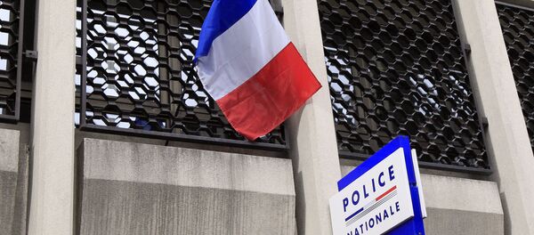 A French flag and a board indicating the police station of Vincennes, a southeastern Paris suburb, are pictured on March 5, 2012. - Sputnik Afrique