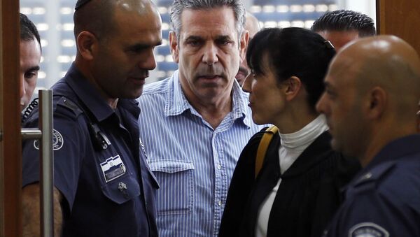 Gonen Segev (au centre), ex-ministre israélien accusé d'espionnage au profit de l'Iran - Sputnik Afrique