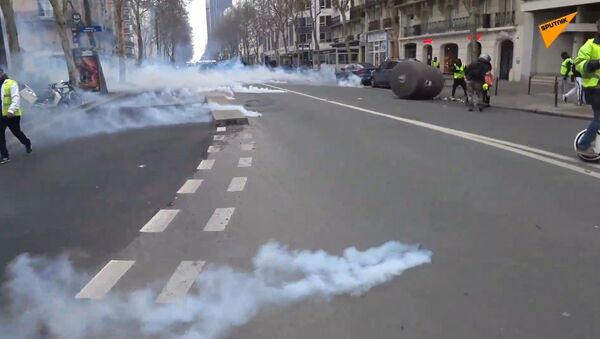 Recours au gaz lacrymogène lors de l’acte 16 à Paris - Sputnik Afrique