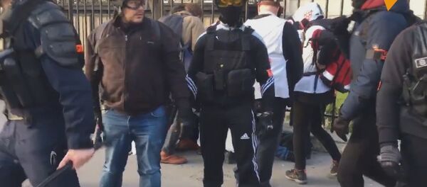 Une personne blessée à Paris lors de l'acte 16 des Gilets jaunes - Sputnik Afrique