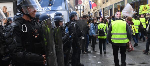 Protestor walk by riot police officers during an anti-government demonstration called by the Yellow Vests (gilets jaunes) movement on March 2, 2019 in Bordeaux, - Sputnik Afrique