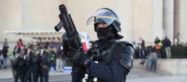 Un CRS (archives) - Sputnik Afrique